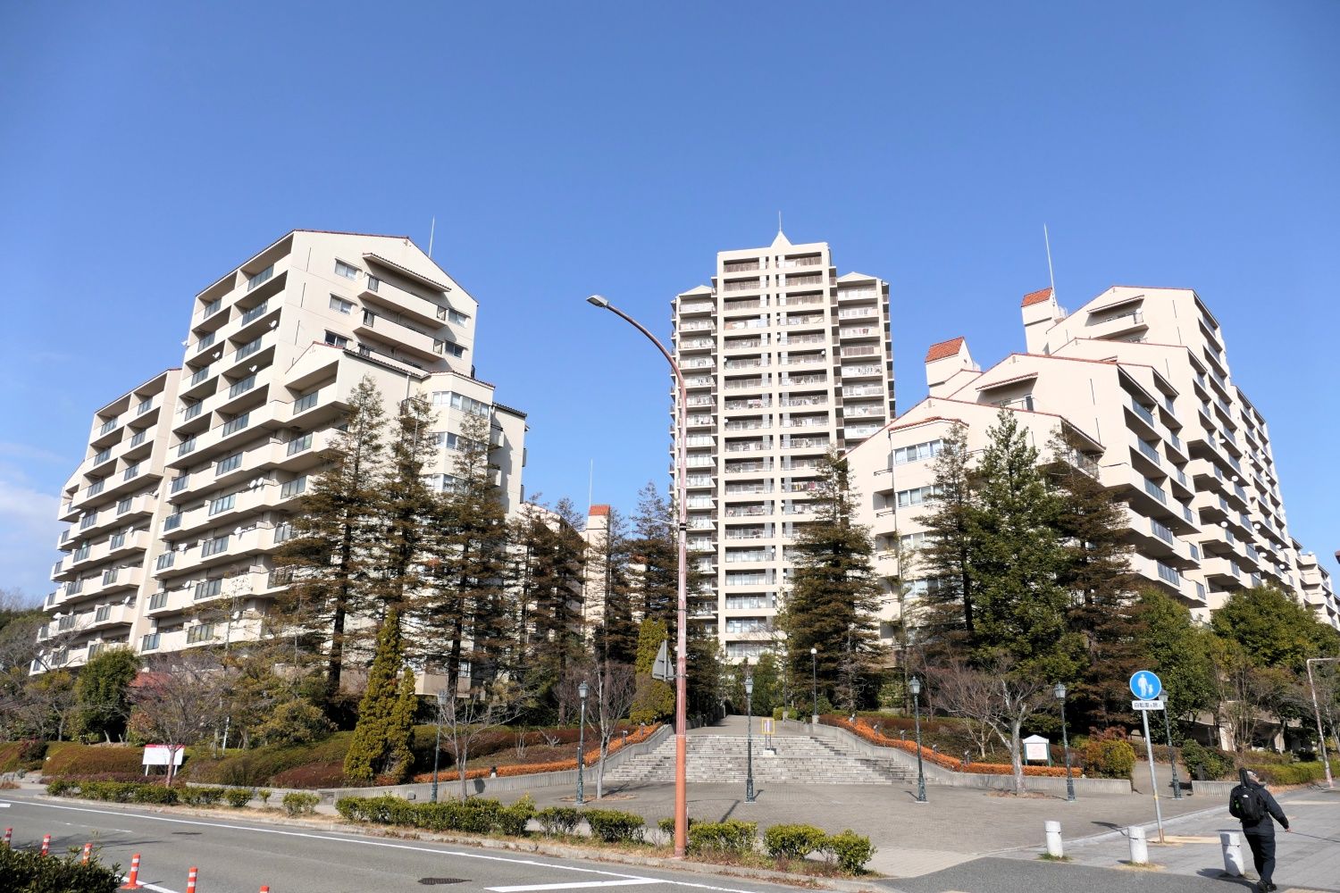 周辺には大規模なマンションや一戸建てが建ち並ぶ（編集部撮影）