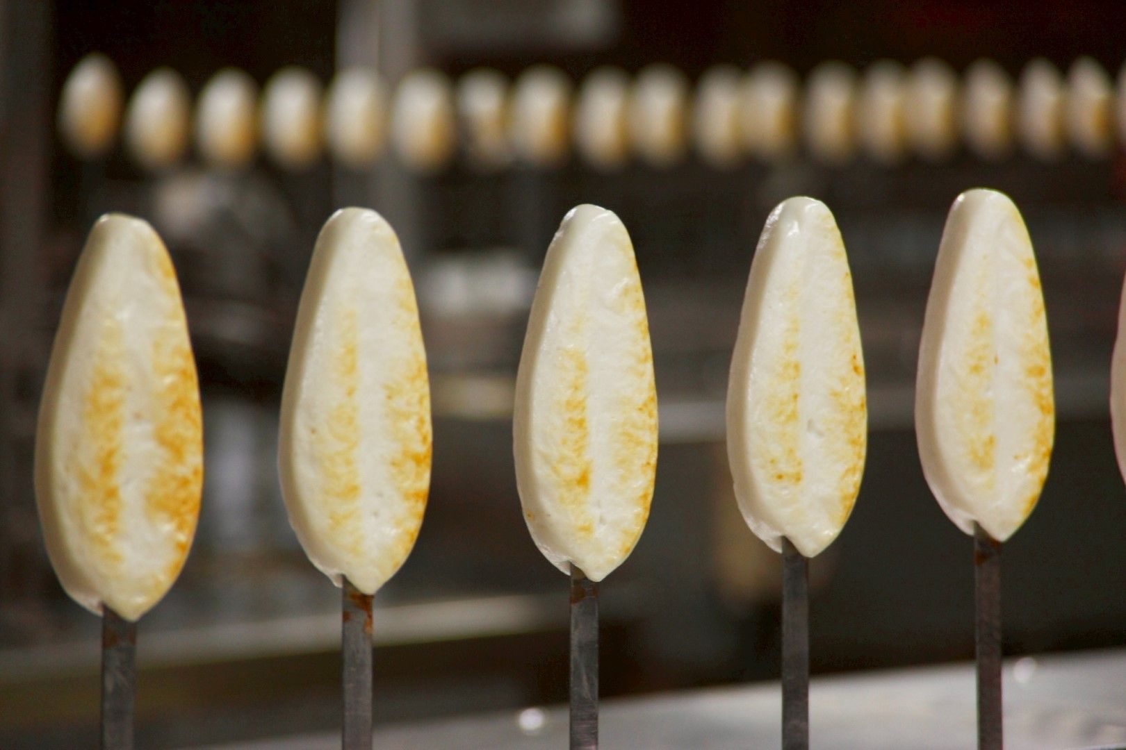 出来たて、焼き立ての笹かまはここだけの体験（写真：鐘崎提供）