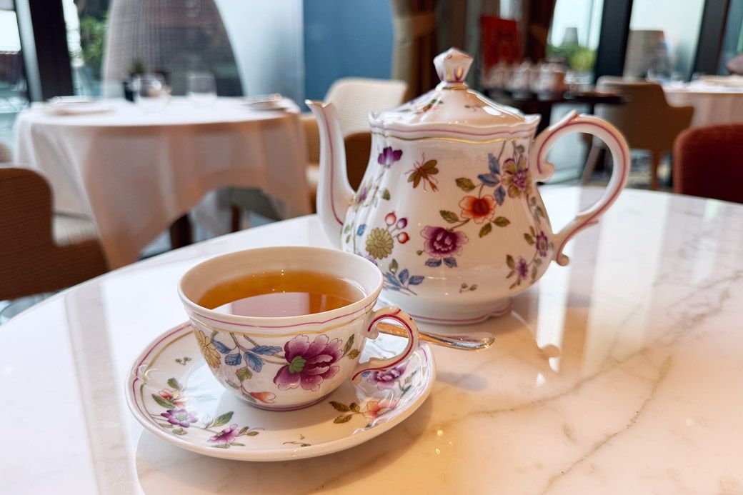 紅茶ポットには、カゲロウも描かれている（写真：筆者撮影）