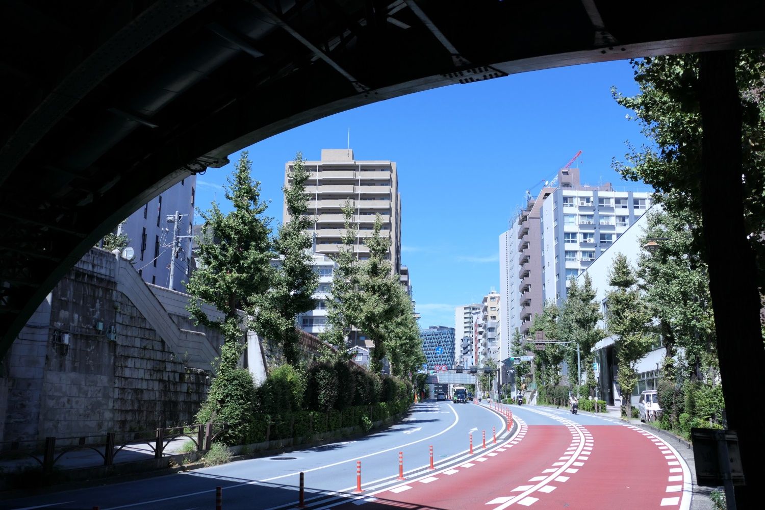 明治通りは千登世橋をくぐると池袋駅東口方面へ（記者撮影）