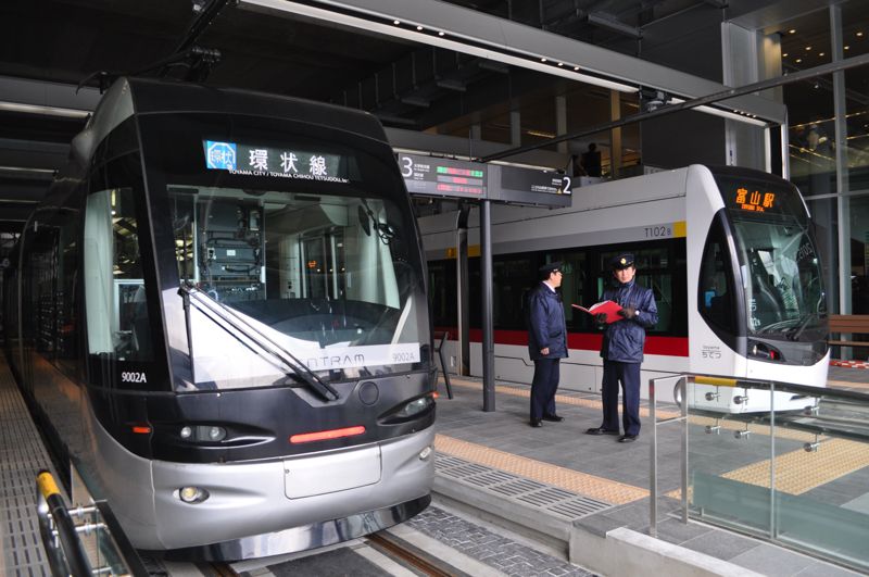 軌道線は富山環状線開業と富山駅電停設置で利用が約5割増えた。路面電車の黒字が 鉄道線の赤字を補う(2015年、筆者撮影)