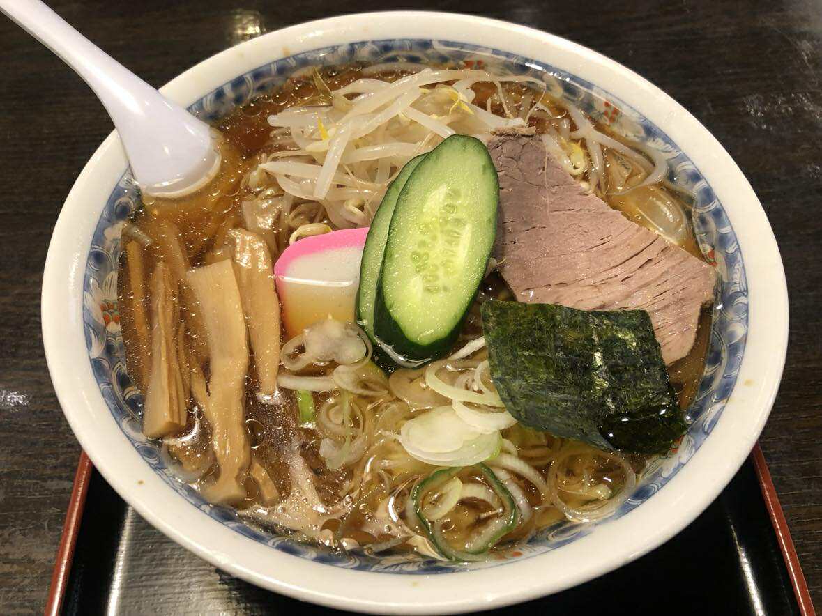 『栄屋本店』の冷やしラーメン。きゅうりも乗っていてさっぱり（筆者撮影）