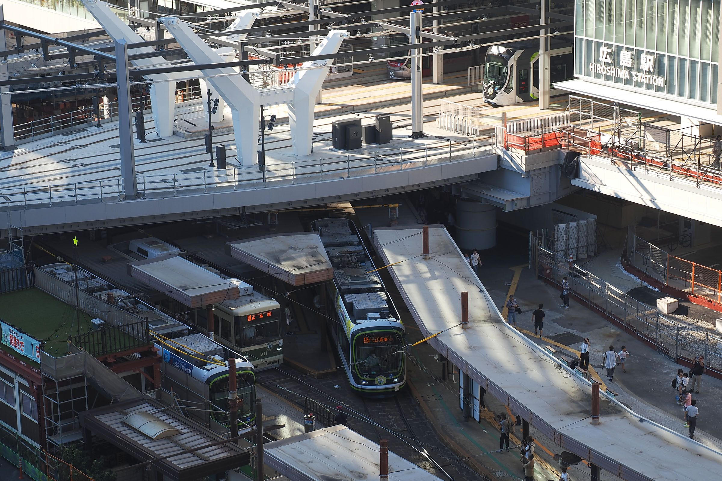 新旧の広島駅停留場に停まる車両たち。切り替え前ならではの光景だ（撮影：伊原薫）