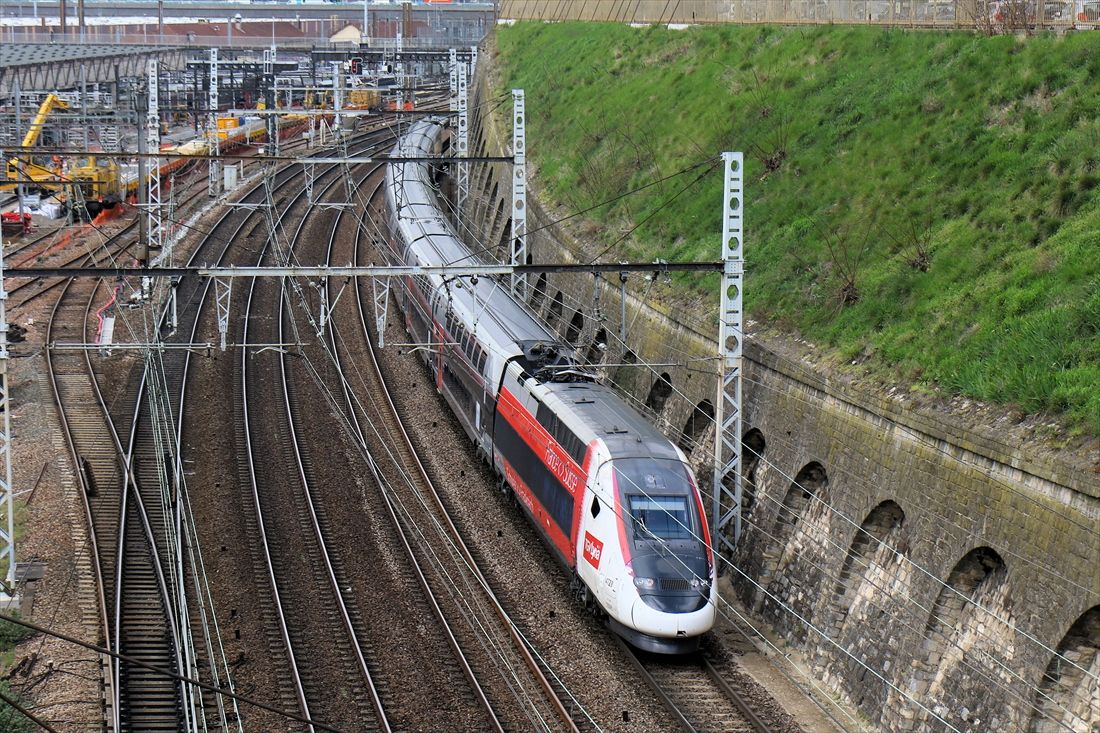 フランスの高速列車TGVの中間客車は連接式だ（撮影：橋爪智之）