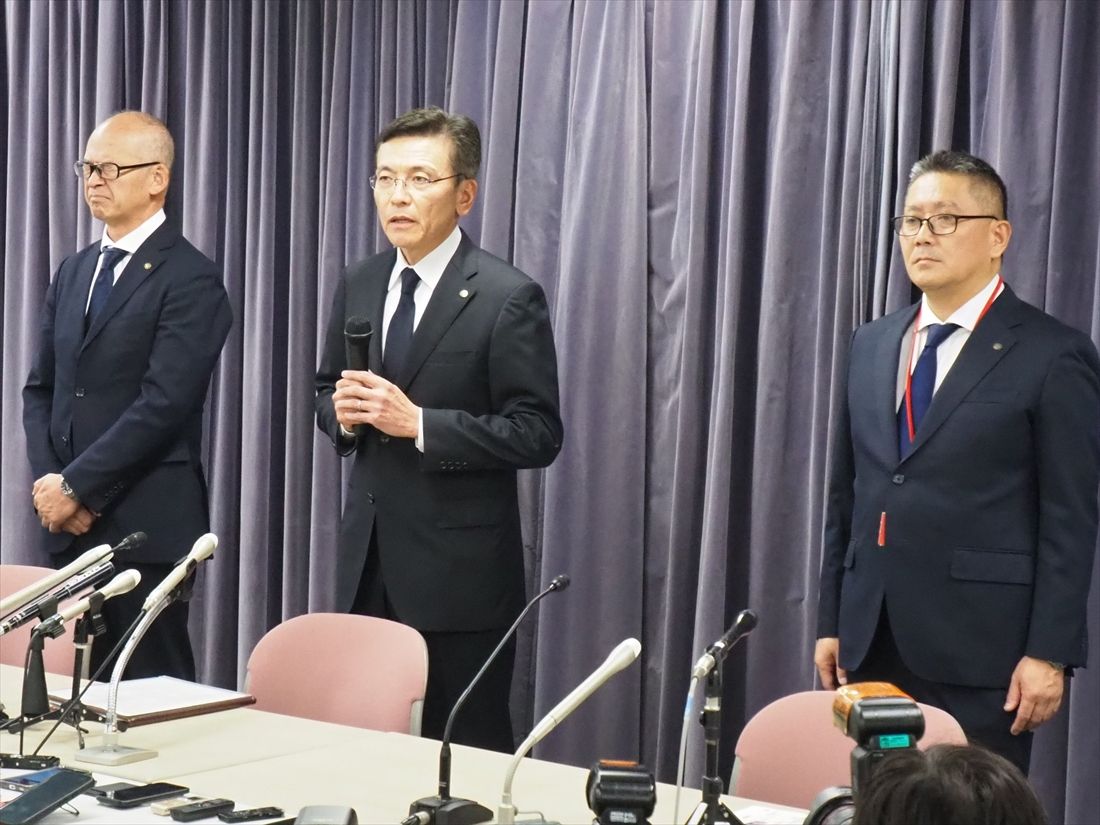 事故原因などについて記者会見する（左から）東急電鉄の佐藤嘉一常務、福田誠一社長、藤江努電気部統括部長（記者撮影）