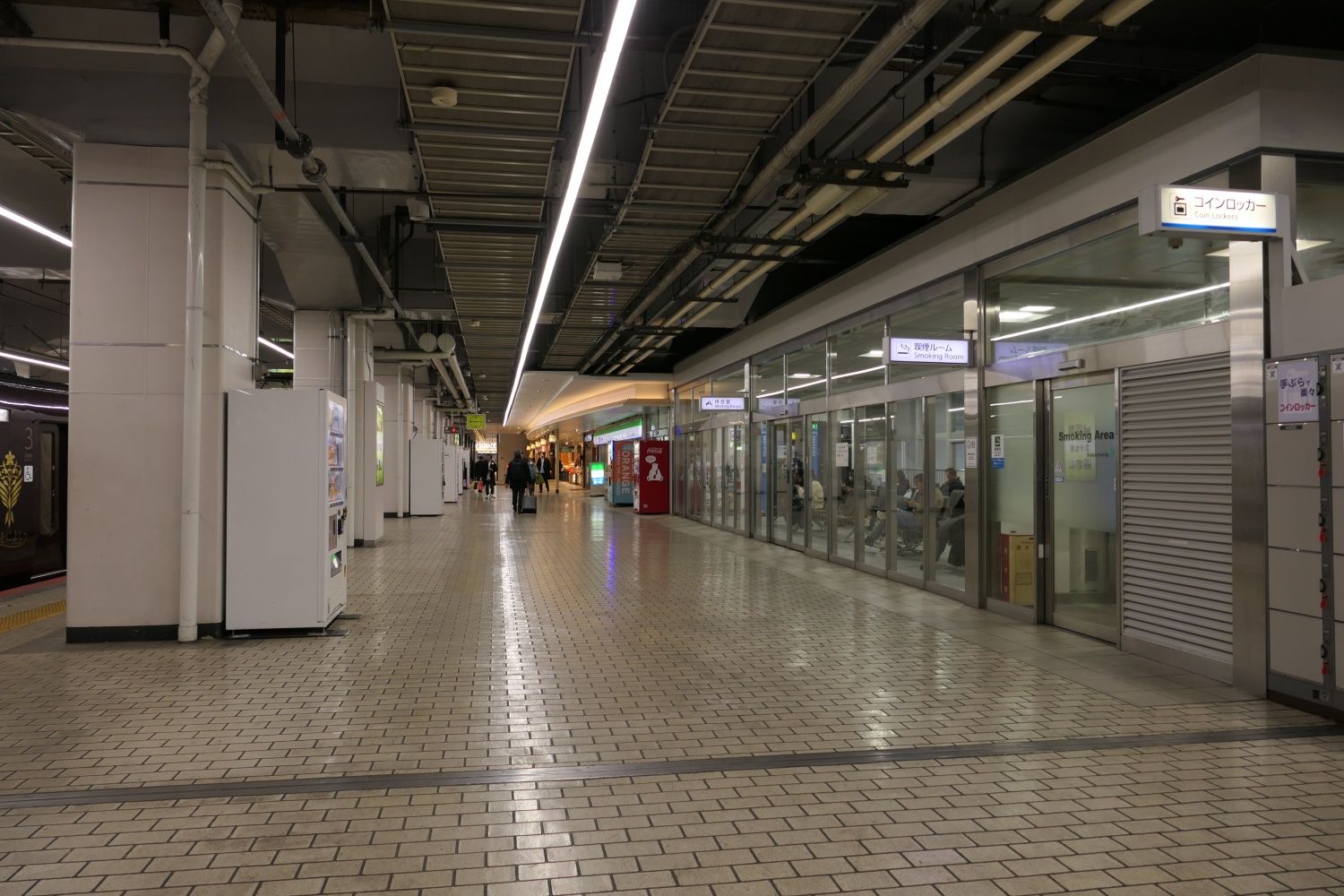 意外に広い駅構内（記者撮影）