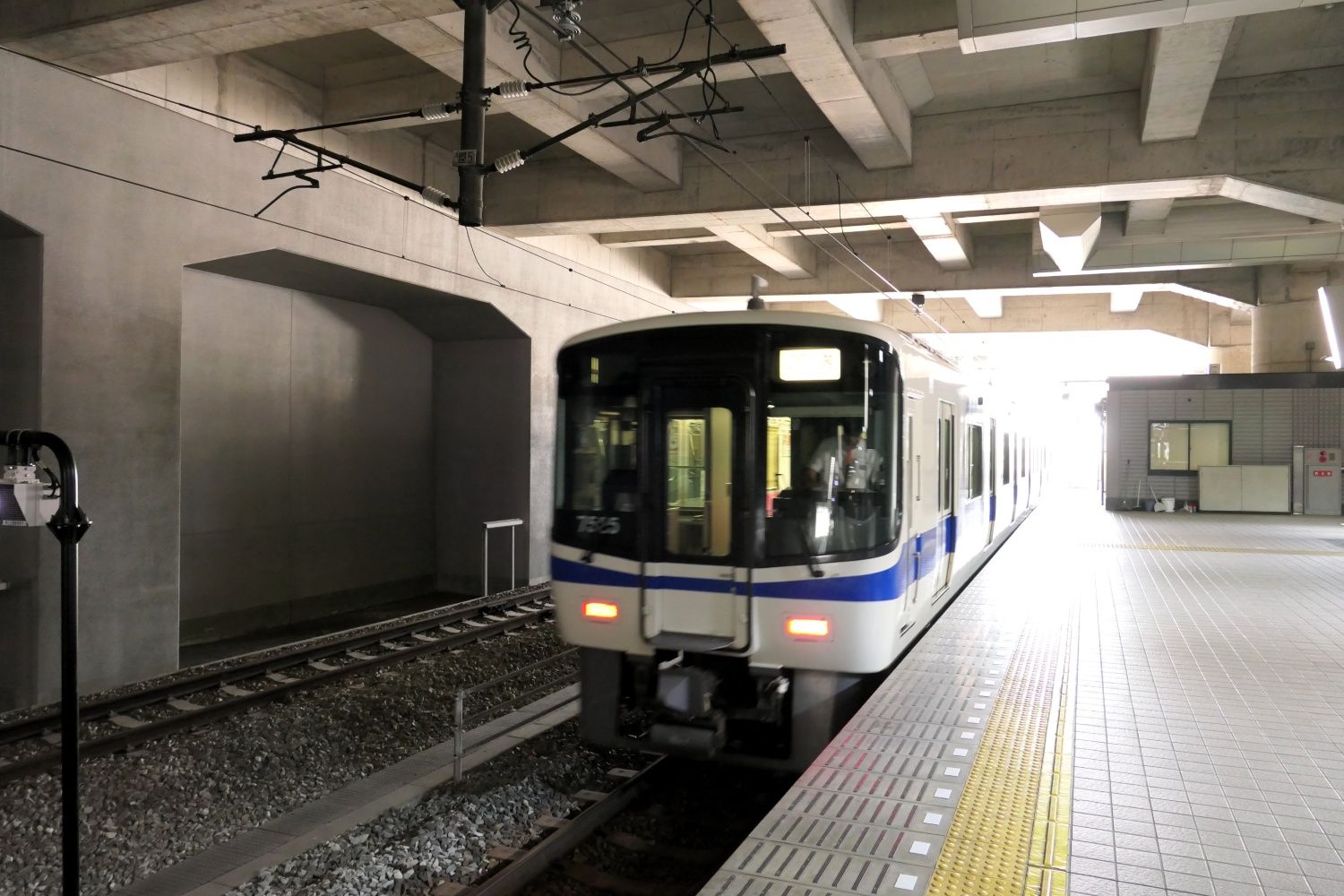 留置線へ引き上げる電車（記者撮影）