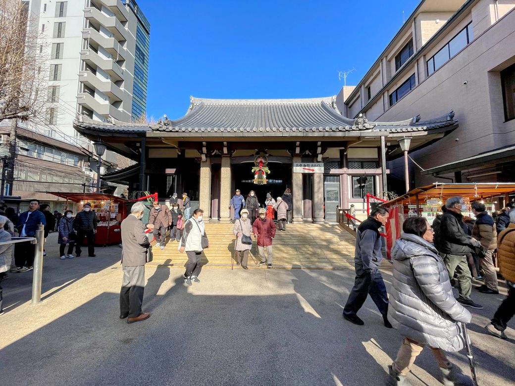お年寄りたちで賑わう高岩寺（筆者撮影）