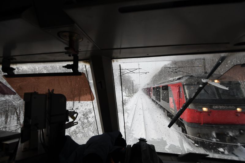 大雪の中、前方から貨物列車がやってきた（記者撮影）