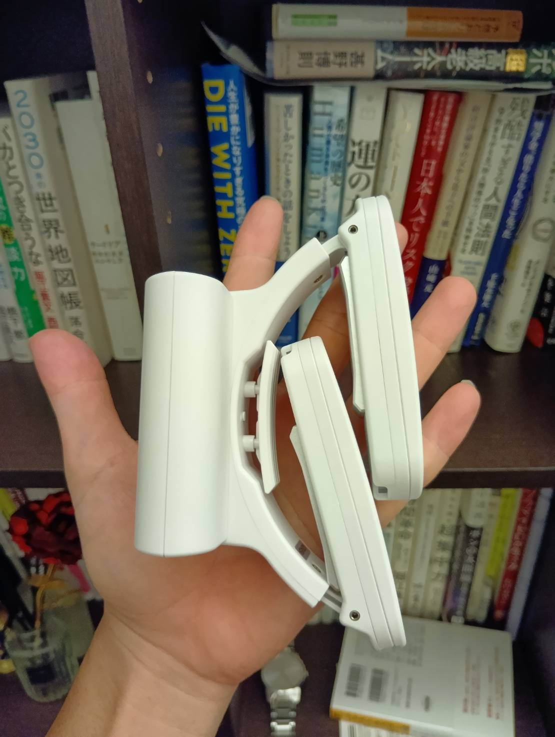 おにぎり2個分より軽く、手のひらに収まるコンパクトサイズ（著者撮影）