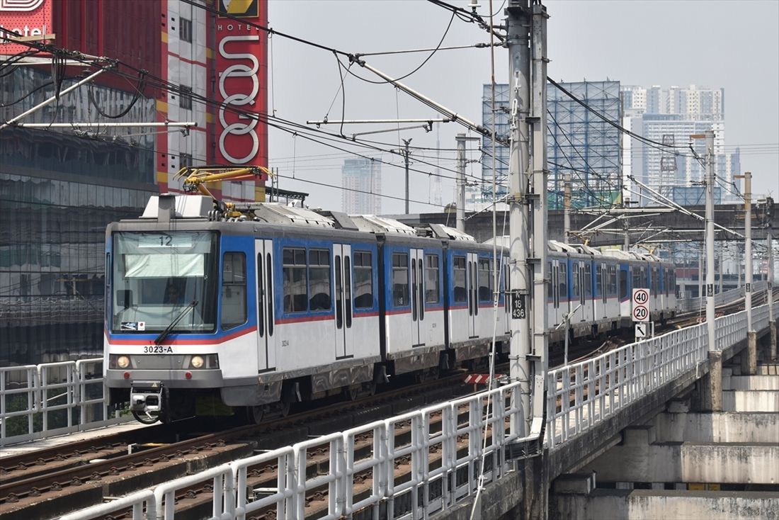 タトラ製のMRT3号線車両。一時稼働率が大きく低下したが、現在はほとんどの車両が営業に就ける状態に持ち直した（筆者撮影）