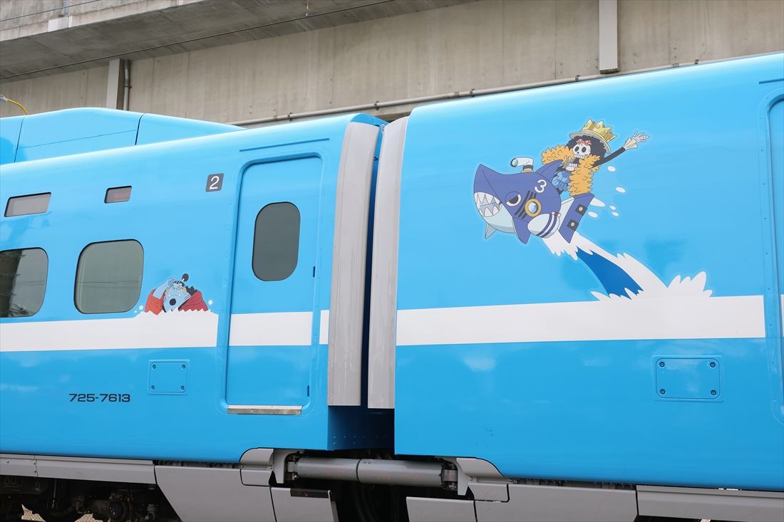 車両のあちこちにキャラクターのラッピングを施している（撮影：尾形文繁）