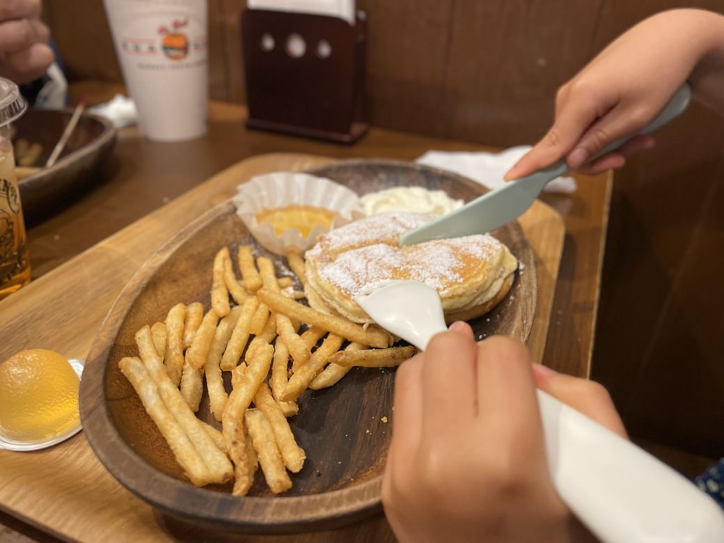 パンケーキには、はちみつとホイップクリームが添えてあった（写真：筆者撮影）