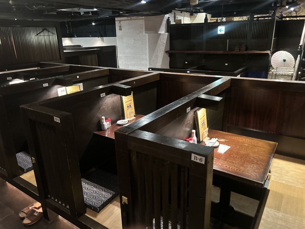 2名用の半個室席（写真：筆者撮影）