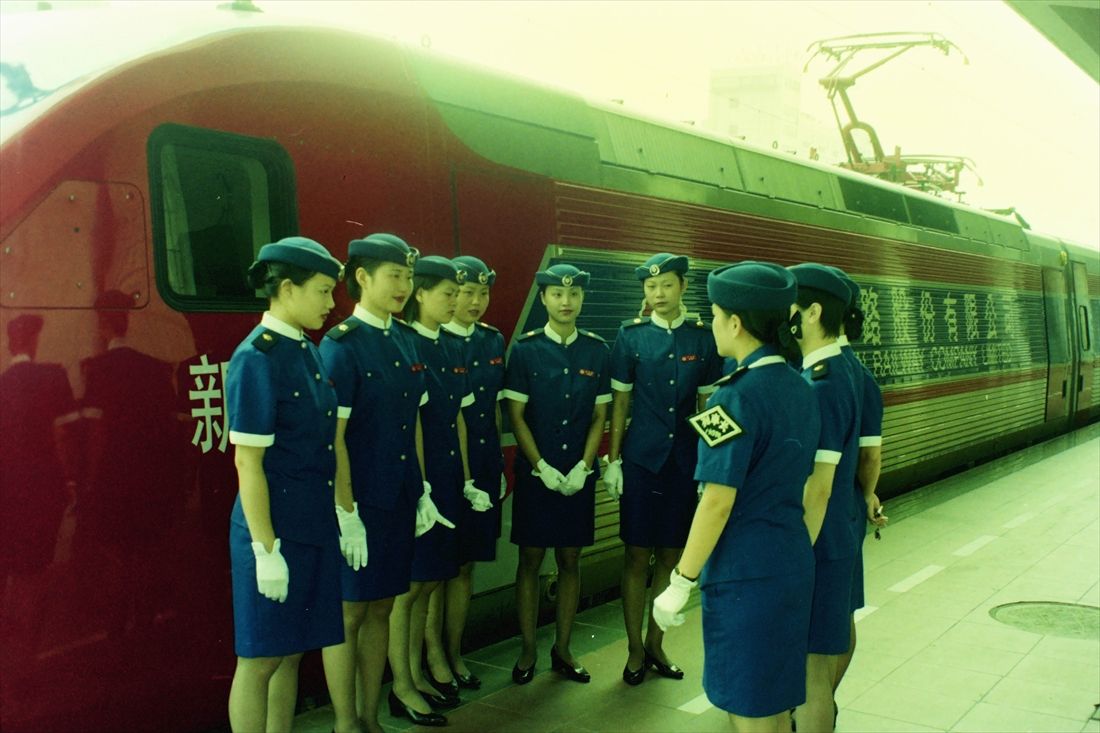 ミーティングを行う「新時速」の客室乗務員（筆者撮影）