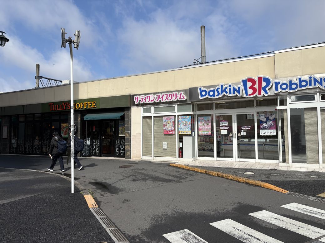 西口のカフェチェーン店（写真：筆者撮影）