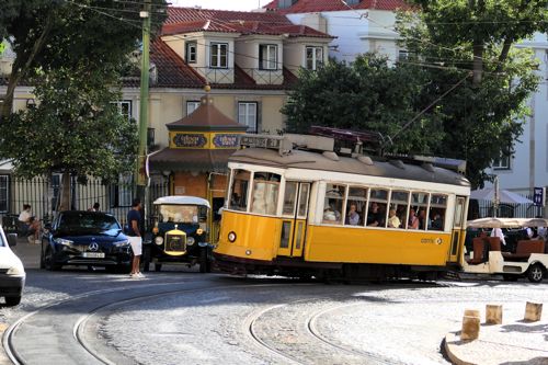 リスボンのトラム旧型車両は坂の多い街を観光客を乗せてぐいぐい登る（筆者撮影）