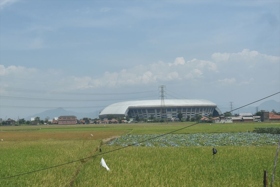 在来線車内から見えるバンドンスタジアム。ちょうどスタジアムの裏手が高速鉄道のテガルアール駅（筆者撮影）