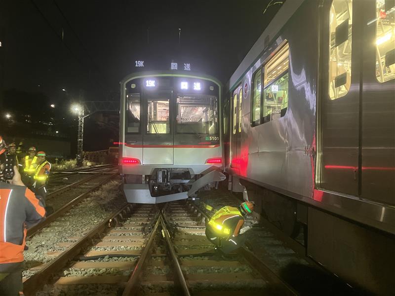 東急田園都市線の衝突脱線事故現場。はみ出して停車していた回送列車（左）に渋谷行き各駅停車が衝突した（写真：東急電鉄）