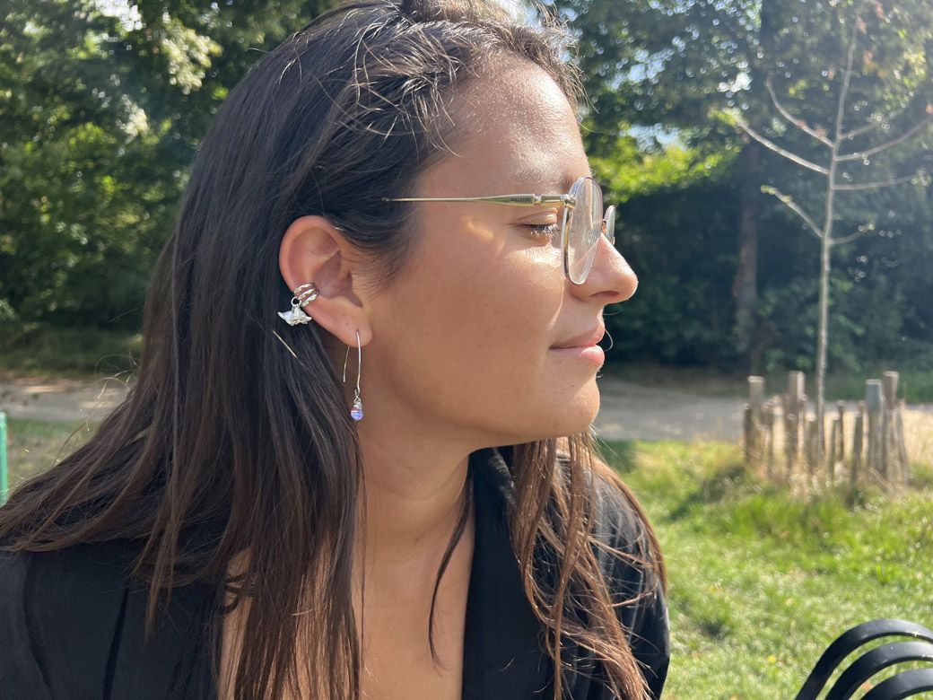 京都で購入したピアスとイヤーカフ。若い女性クリエイターがマルシェで売っており、「おしゃべりしたのですがとても感じの良い女性で、せっかくなので母や姉妹へのお土産用に彼女から何点か買いました」とのこと。（筆者撮影）