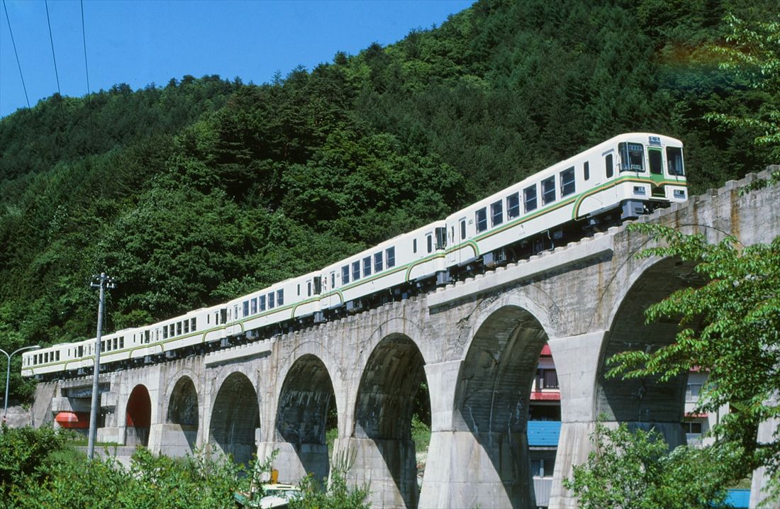 気動車6両を連ねた会津鉄道の試運転列車（撮影：南正時）