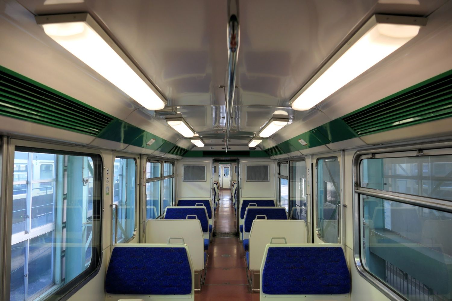 一部を除いて天井につり革はなく、中央に手すりがある（記者撮影）