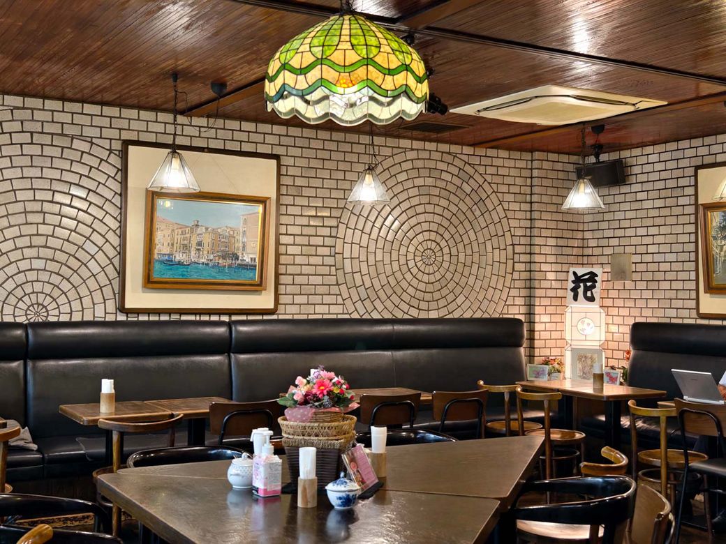 インテリアは一部変わっているものの、壁面のタイルは当時のまま（筆者撮影）