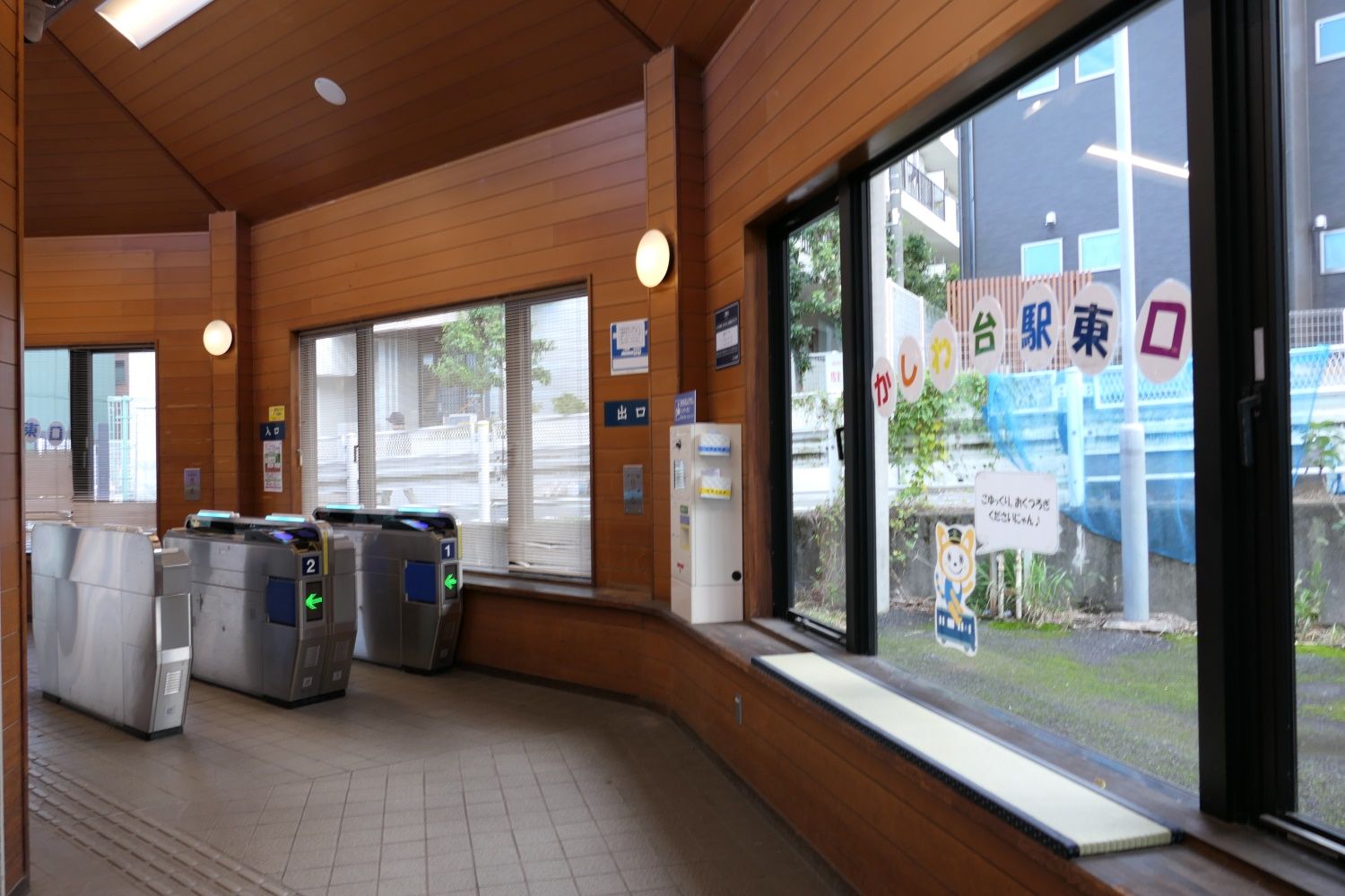 東口駅舎内の休憩スペース（記者撮影）