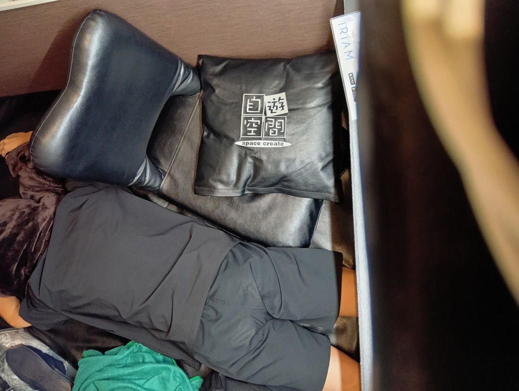 セルフタイマーを使い、寝ているシチュエーションを頑張って自撮りしました（筆者撮影）