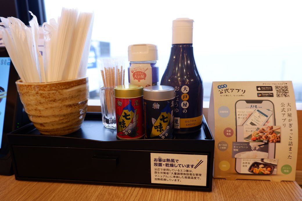 テービルには醤油などの調味料がセットされている（筆者撮影）