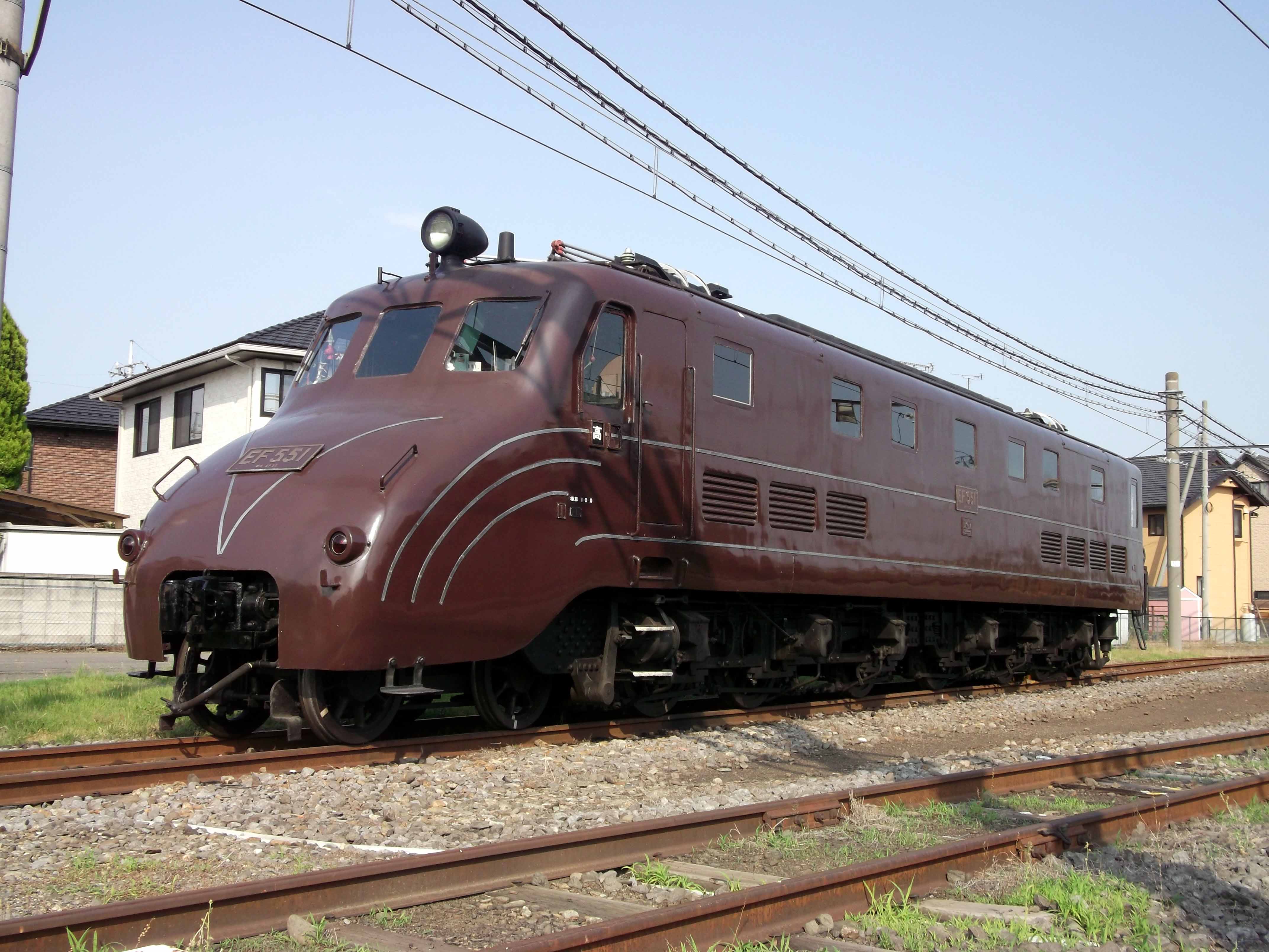 EF53形をベースに設計された流線形のEF55形。反対側はデッキ付きだ（撮影：南正時）