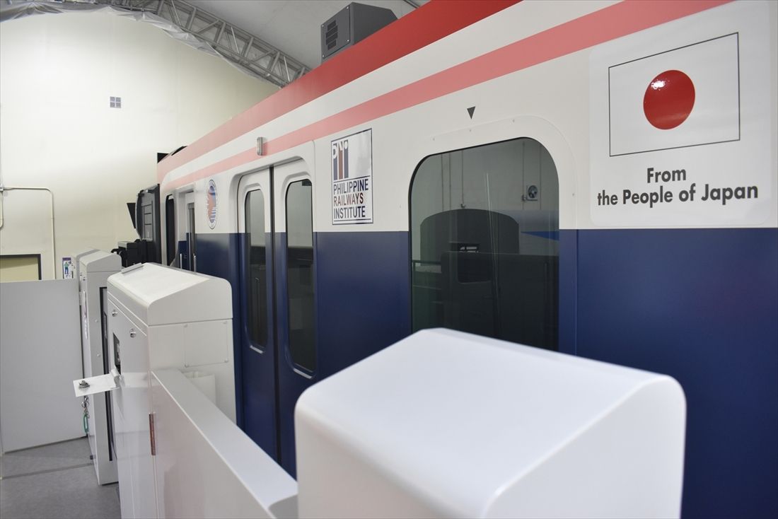 「フィリピン鉄道訓練センター（PRI）」の仮施設に暫定設置してある実寸大シミュレーター。ホームドアも再現している（筆者撮影）