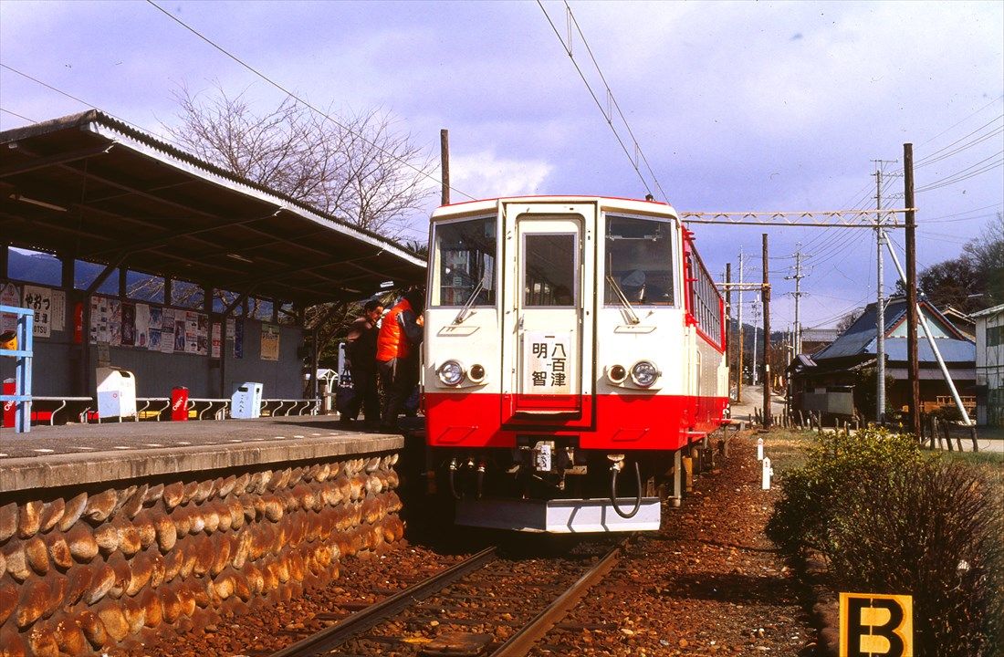 名鉄八百津線の八百津駅に停車するキハ10形（撮影：南正時）