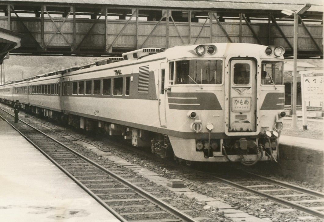別府駅に停車する特急「かもめ」。かつては京都―長崎・宮崎（西鹿児島）間を走る列車だった（撮影：南正時）
