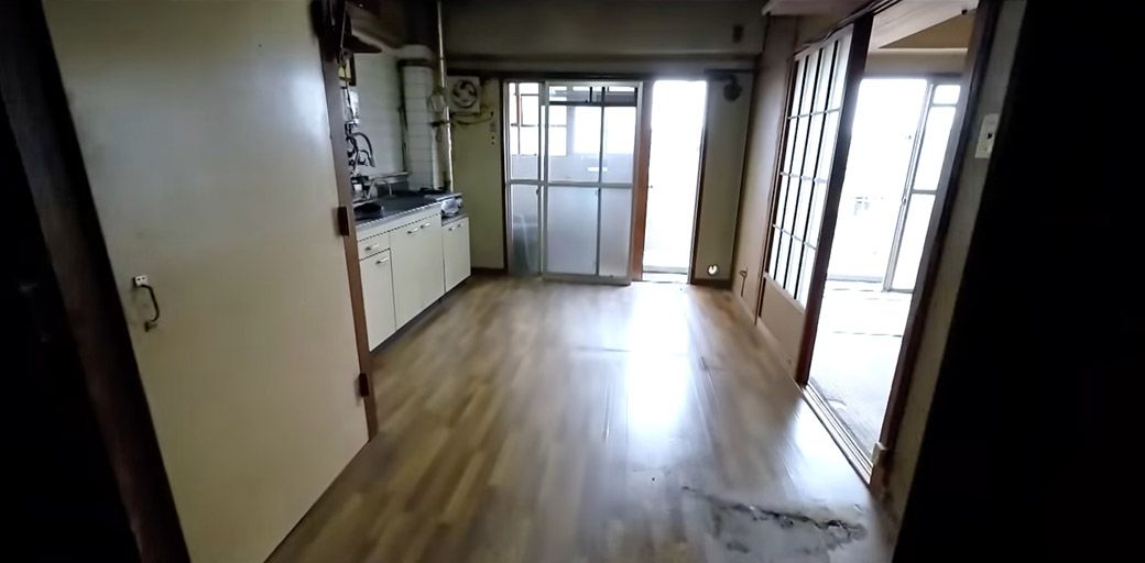台所もスッキリしている（画像：「イーブイ片付けチャンネル」より）