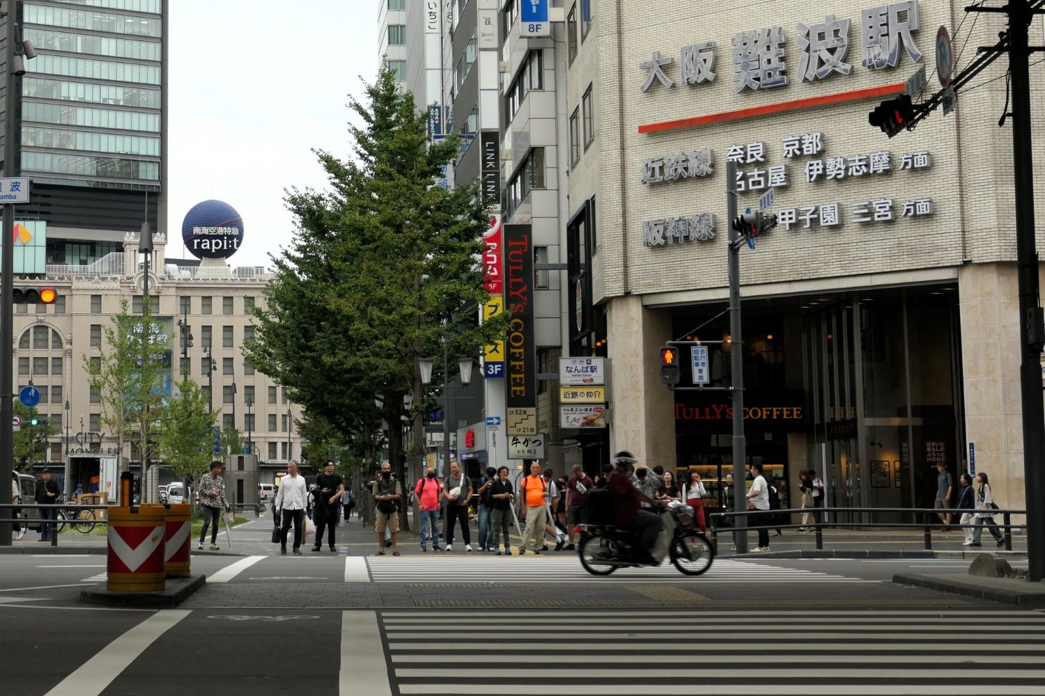 左奥には南海電鉄の難波駅が見える（編集部撮影）