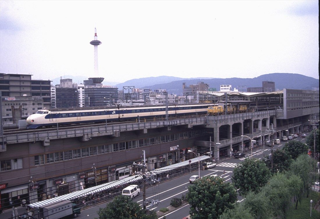 JRの発足直後、京都駅を発車する0系（撮影：南正時）