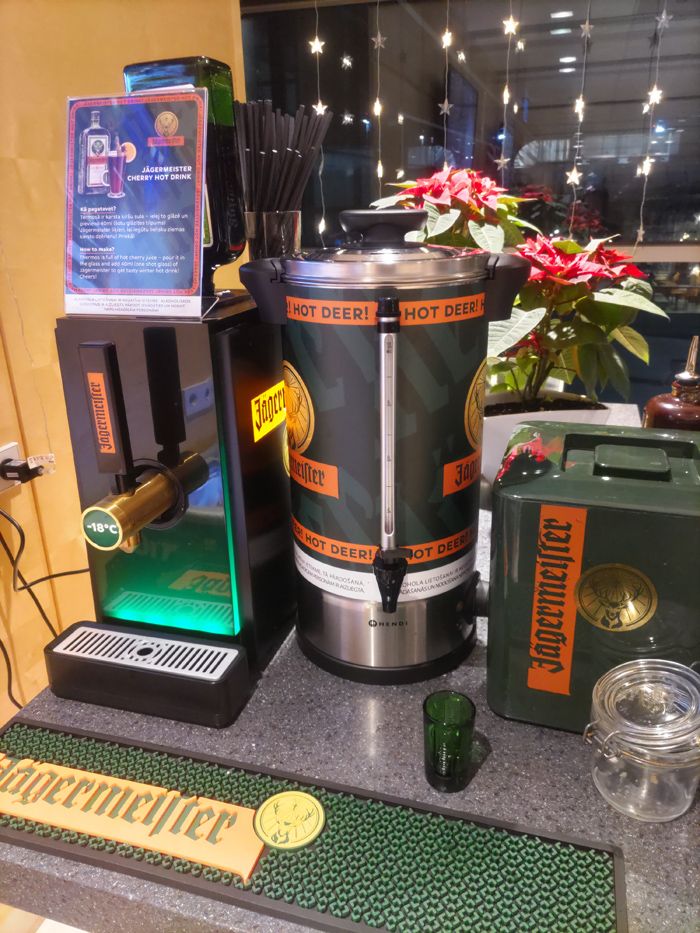 ラトビアのラウンジにあったイエーガーマイスター（筆者撮影）