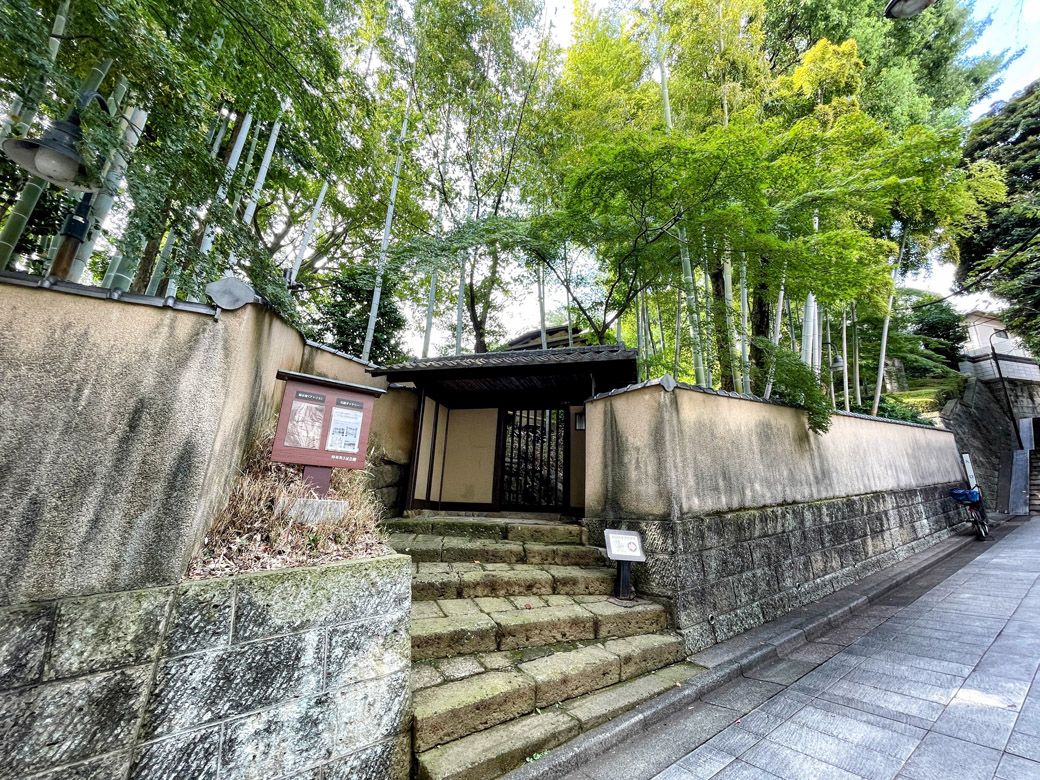 林芙美子記念館、玄関口（筆者撮影）