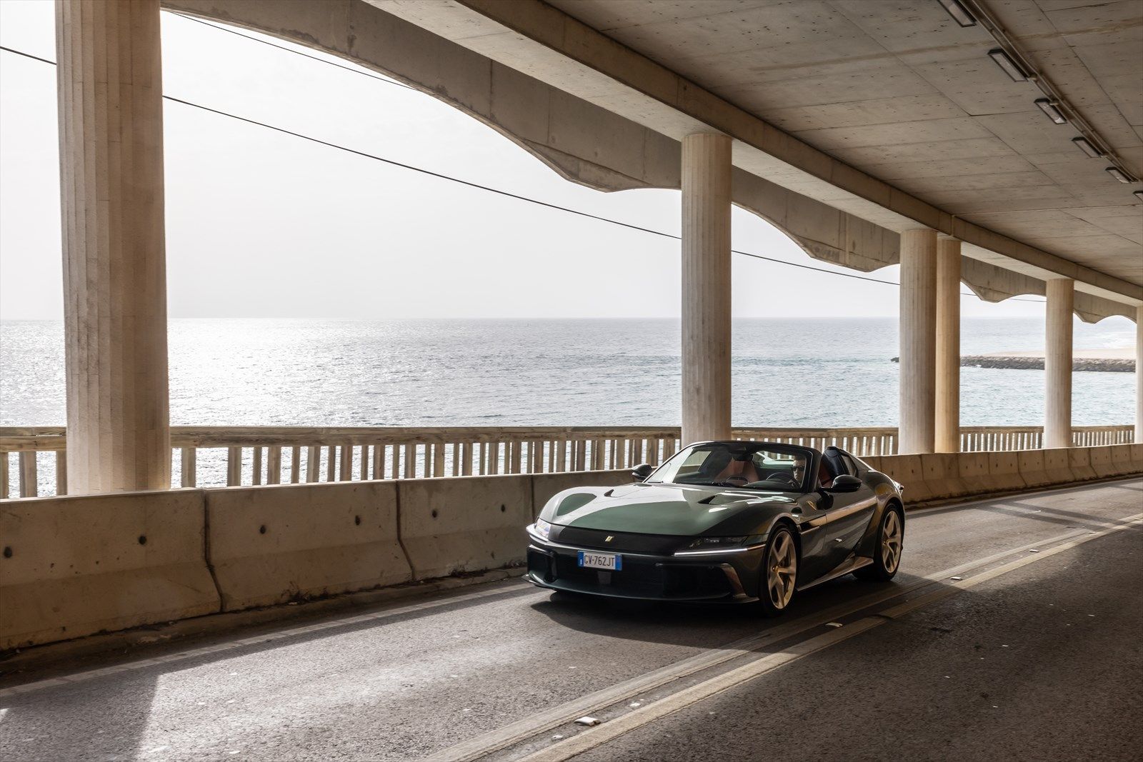 フェラーリの新型車「12チリンドリ・スパイダー」（写真：Ferrari SpA）