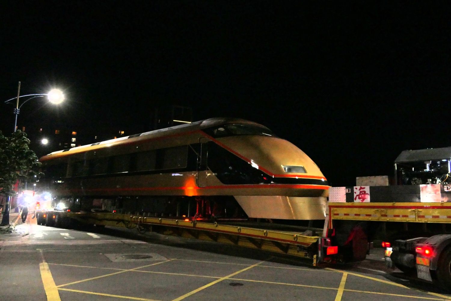 台北駅へ向けて出発するトレーラー（記者撮影）