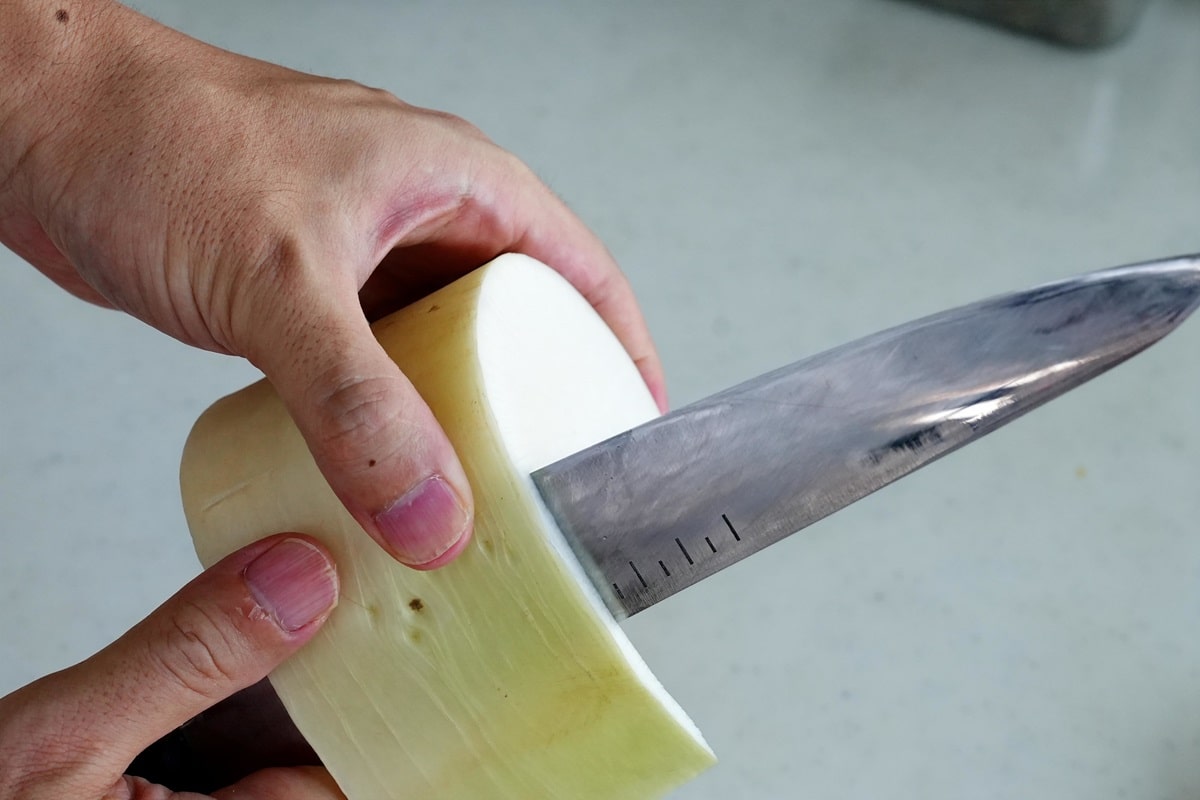 大根の辛味は加熱をすると消えるので、皮はみそ汁や炒め物にするといいでしょう（写真：筆者撮影）