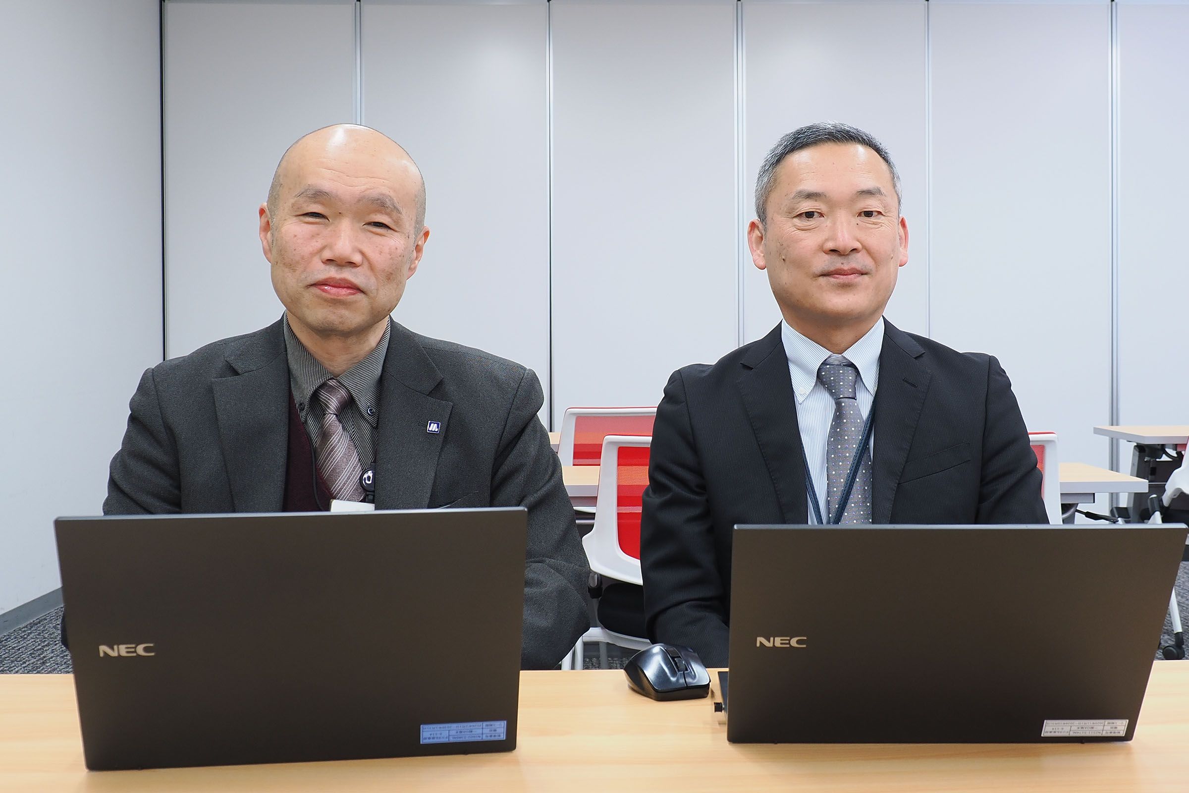 インタビューに応える大阪メトロ交通事業本部交通ネットワーク部バリアフリー企画課の前原英樹さん（左）と柳本和昭さん（撮影：伊原薫）