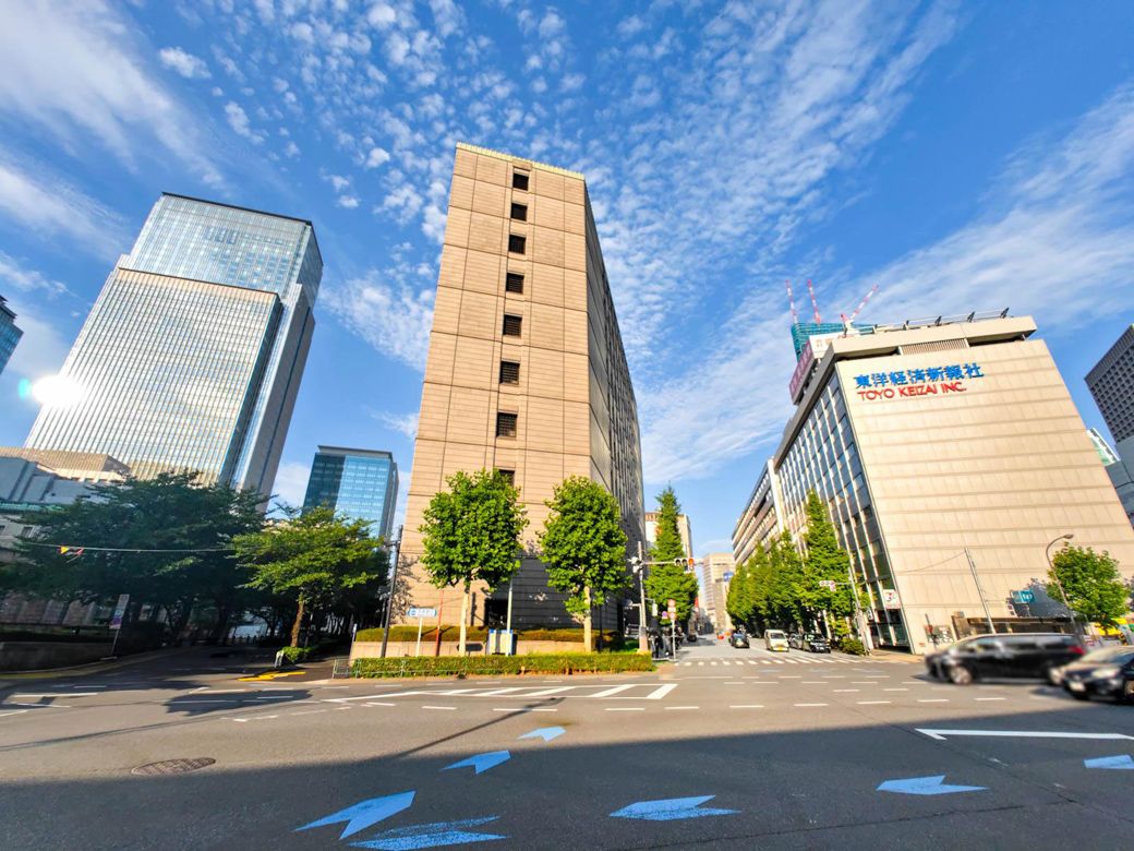 右から東洋経済本社ビル、日銀分館（貨幣博物館）、日銀本館。見切れた左隣には旧社屋のあった日銀新館がある。あらためて見ると、すごいところに建っている！（筆者撮影）
