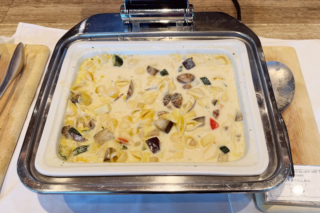 小柱とほうれん草のバジルクリームはクリームソースのショートパスタ。野菜もたっぷり入っています（写真：筆者撮影）