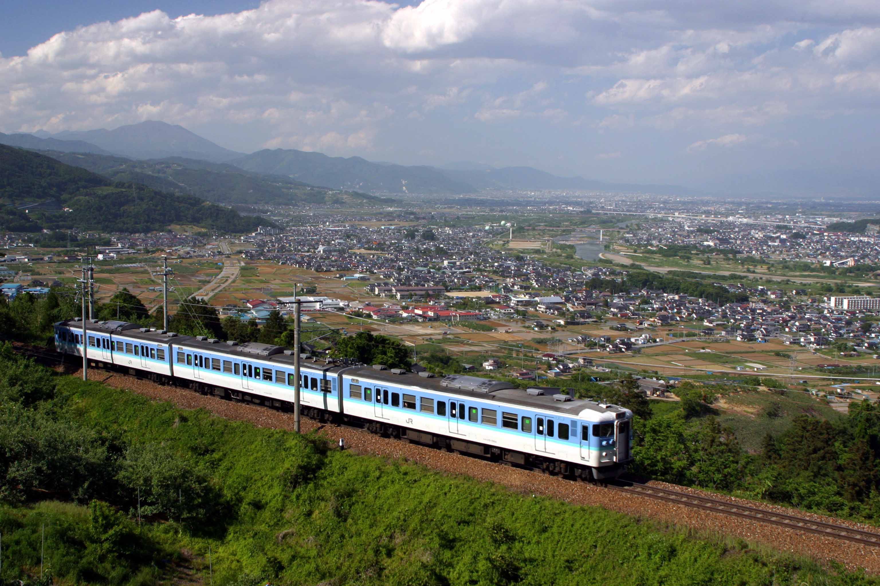 「日本三大車窓」の1つ、篠ノ井線の姨捨駅付近。善光寺平を望む（撮影：南正時）