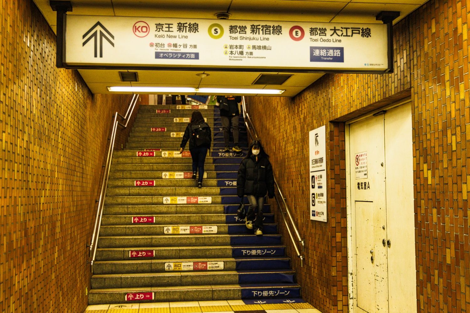 京王線3番線ホームから新線新宿駅に通じる連絡通路。知る人ぞ知る短絡ルートで、大江戸線乗り換えの最短経路でもある（撮影：鼠入昌史）