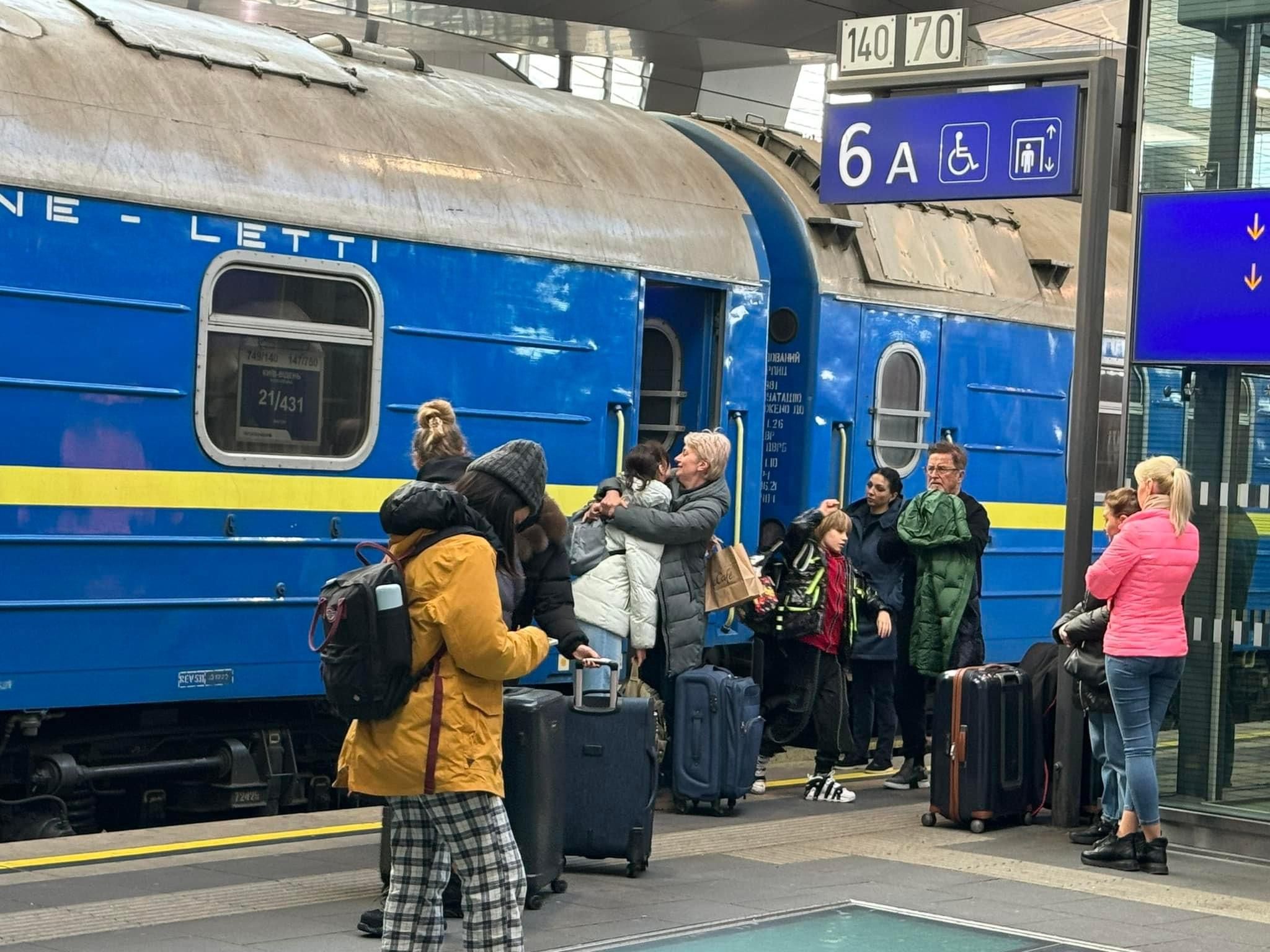 ウィーン中央駅に着いたキーウからの列車。再会を喜ぶ人の姿も