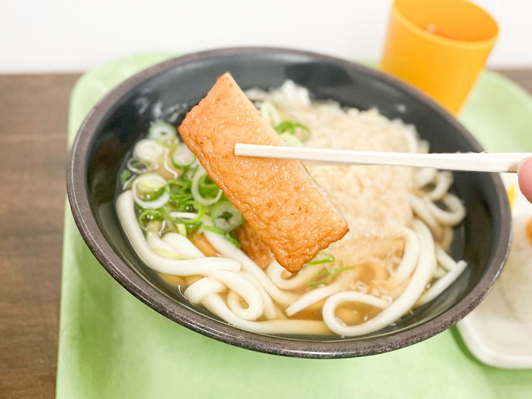 宮崎で「天ぷらうどん」といえばさつま揚げが乗っているのが一般的（写真：筆者撮影）