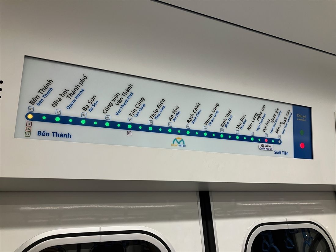 車内の電照式路線図（筆者撮影）